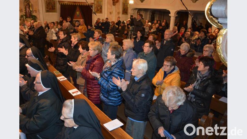 Mit stehenden Ovationen dankte die Zuhörer in der vollbesetzten Pfarrkirche den Solisten für ihr einmaliges und ausdrucksstarkes Konzert. Bild: jr