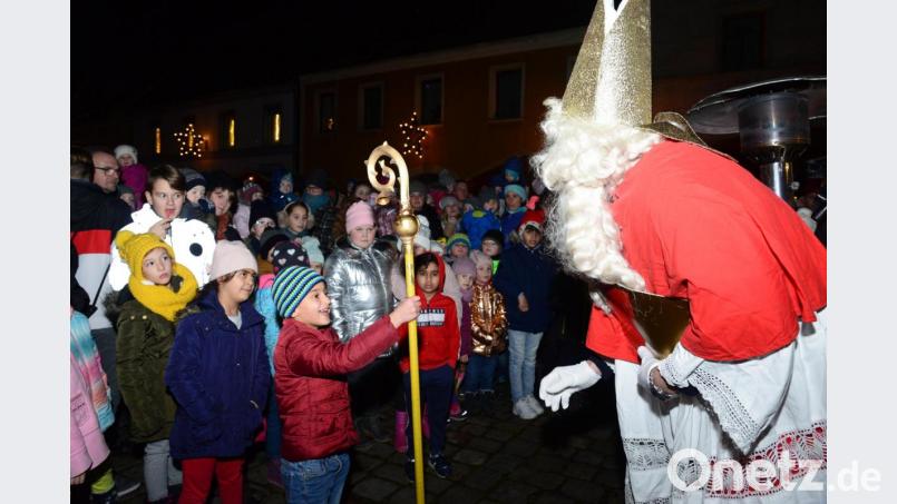 Natürlich braucht Bischof Nikolaus für das Halten seines Bischofsstabes eine Unterstützung. Bild: bey