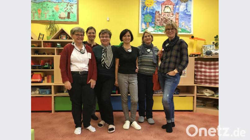 Eine spannende Exkursion in den tschechischen Kindergarten von Pocínovice erlebten die Erzieherin Monika Widmann (links) und Birgit Kumeth (rechts), hier mit (dazwischen, von links) der pädagogischen Mitarbeiterin von Tandem Regensburg, Natalie Käser, Tandem-Sprachanimateurin Marie Sokolová, der leitenden Pädagogin des Kindergartens von Pocínovice, Jana Rynešová, und Erzieherin Julia Beutner aus Erding. Bild: ads