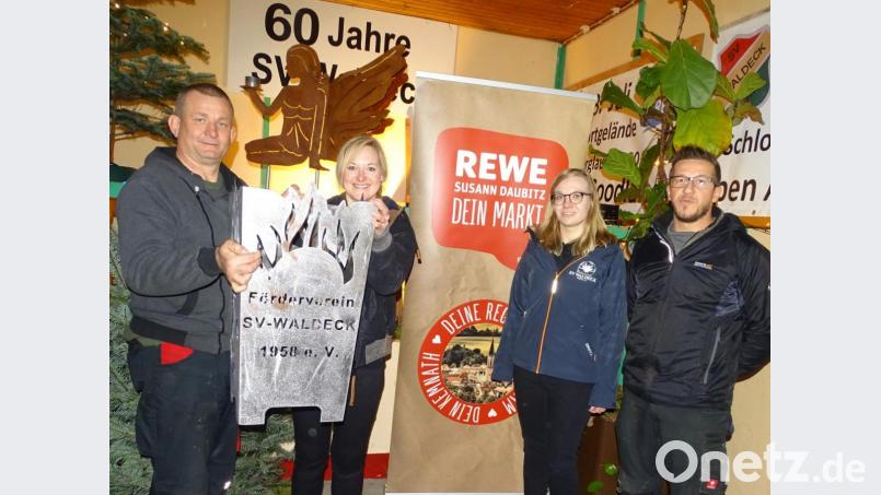 Als Dank für die Unterstützung erhielt Susann Daubitz (Zweite von links) von den Vorstandsmitgliedern des Fördervereins, (von links) Markus und Kathrin Schupfner sowie Stefan Kuchenreuther, einen Feuerkorb. Bild: hl