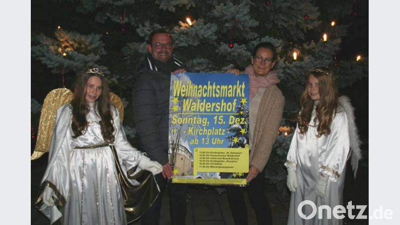 Bürgermeisterin Friederike Sonnemann und Stadtrat Jürgen Ranft sowie die Engel Lena und Theresa hoffen am Sonntag auf gutes Wetter, damit der Waldershofer Weihnachtsmarkt zu einem Erfolg wird. Bild: fpoz
