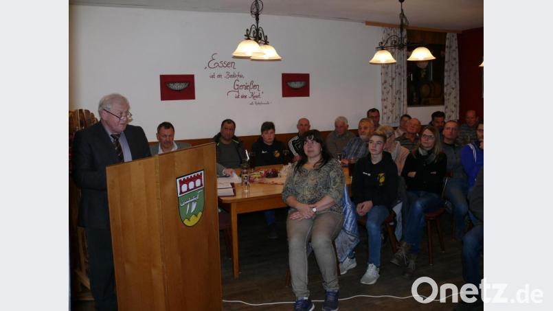 Souverän gab Bürgermeister Johann Wilhelm in der gut besuchten Bürgerversammlung seinen Bericht. Bild: ga