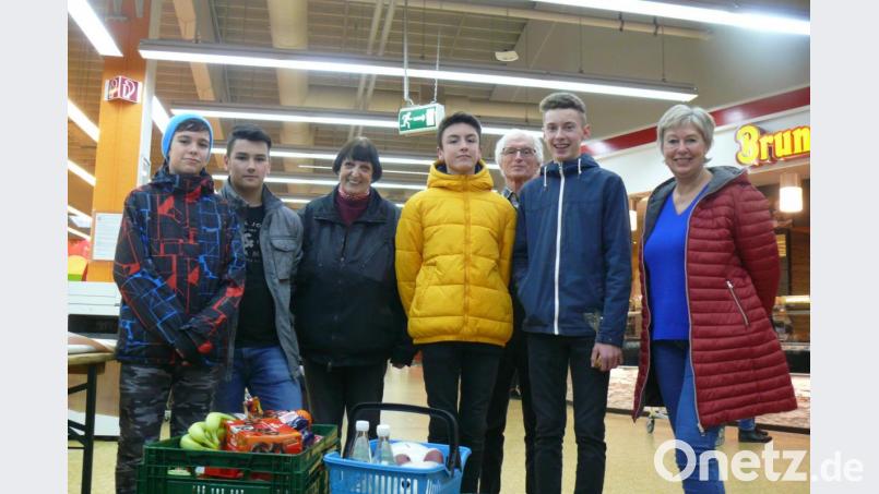 Freuen sich über 85 volle Kisten und Geldspenden: Die Realschüler Philipp Kessler und Maxi Weiß, Irmgard Buschhausen von der Amberger Tafel, Schüler Michael Bär, Tafel-Vorsitzender Bernhard Saurenbach, Schüler Erik Hiller sowie Lehrerin Ulrike Glück. Bild: lhc