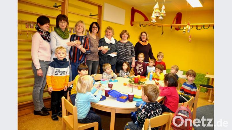Josefine Kick (Dritte von links) überreichte 300 Euro an Charlotte Frey und Monika Haberl (von links), Petronila Klinger ( Dritte von rechts)und Corinna Schönberger (daneben) übergaben den gleichen Betrag an Christine Götz (Mitte). Bild: es