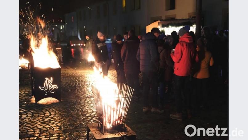 Beisammensein in romantischer Atmosphäre: Für das Christbaumanzünden bestücken die Festdamen der Feuerwehr den Festplatz zwischen Klosterkirche und Klostergasthof mit Feuerkörben. Bild: do