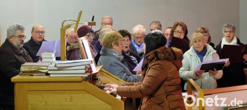 Unter Leitung von Dirigentin Larissa Burgard, die auch an der Orgel begleitet, unterstrich der Etzenrichter Gesangverein die Patroziniumsfeier in der Katholischen St.-Nikolaus-Kirche. Bild: wlr