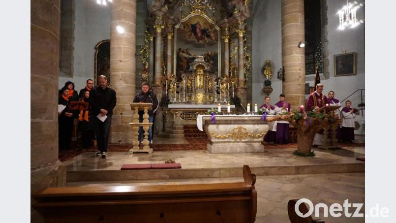 Mit einem feierlichen Gottesdienst gedachten die Gläubigen um Kolpingvorsitzenden Roland Sächerl (Sechster von links) dem seligen Adolph Kolping. Bild: kaz