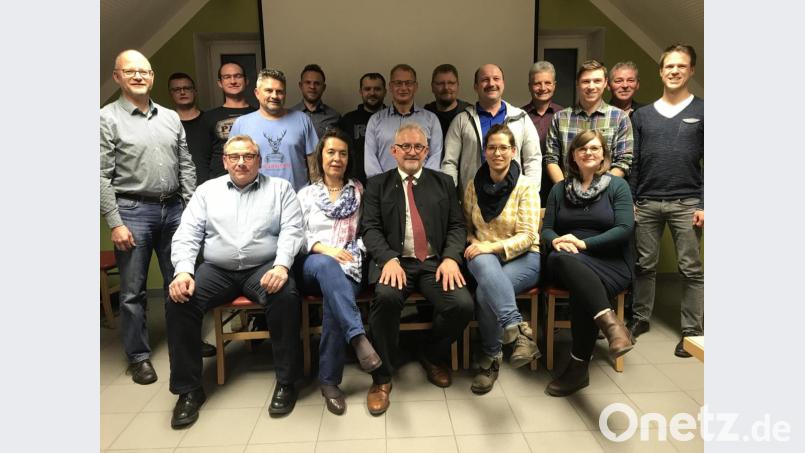 Rudolf Schopper (vorn, Mitte) zieht mit einer 21-köpfigen CWG-Mannschaft aus allen Ortsteilen der Gemeinde in den Kommunalwahlkampf. Bild: eig