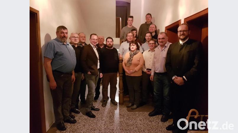 Die Kirchenthumbacher CSU-Kandidaten für die Kommunalwahl 2020, darunter Listenführer und zweiter Bürgermeister Josef Schreglmann (links). Landrat Andreas Meier (rechts) dankt für das Engagement. Bild: exb