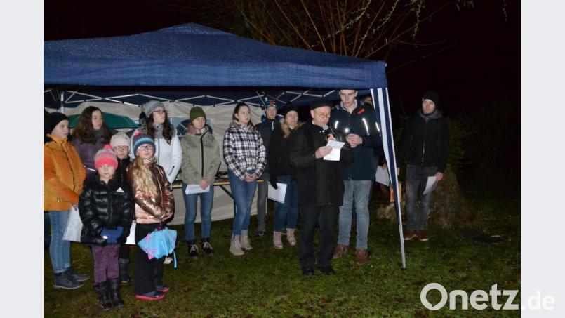 Ministranten und die Landjugend Tröbes hatten zur Öffnung des zweiten Adventfensters nach Waltenrieth bei Tröbes eingeladen. Es stand unter dem Thema „Zeichen des Friedens“. Pfarrer Most erteilte am Schluss den Segen. Bild: gi