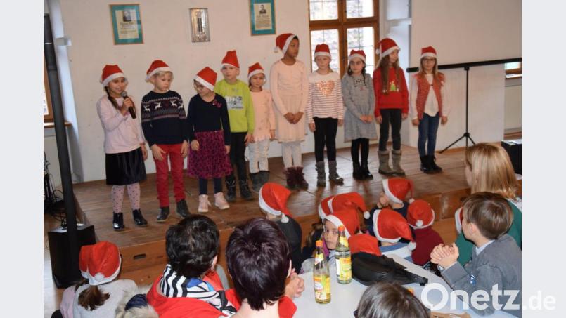 &quot;Es weihnachtet&quot;. Der Auftritt der Kinder der Lauterachtal Grundschule Hohenburg war der besondere Hingucker am Sonntagnachmittag. Bild: bö
