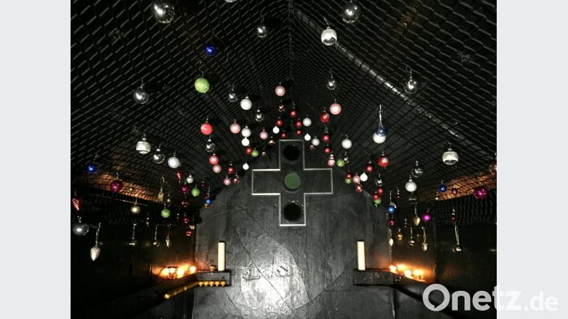 Die ersten Kugeln hängen schon von der Decke der Asphaltkapelle. Aber es wäre auch noch Platz für mehr. Wer Christbaumkugeln übrig hat, kann helfen, die Lücken zu schließen. Bild: Wilhelm Koch