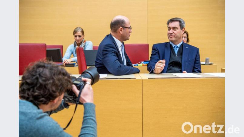 Markus Söder (CSU, rechts), Ministerpräsident von Bayern, spricht während der Sitzung des Bayerischen Landtags mit Albert Füracker (CSU), dem bayerischen Finanzminister. Bild: Lino Mirgeler/dpa