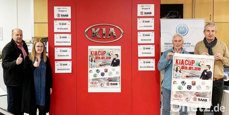 Die Gruppeneinteilung des Kia-Hallencups, der am 3. Januar ab 17 Uhr in der Weidener Mehrzweckhalle über die Bühne gehen wird, steht: Raab-Geschäftsführer Thomas Binner (von links), Losfee Isabella Bittner, FC-Ost-Vorsitzender Franz Bäumler und sein Stellvertreter Marcus Meier. Bild: lst