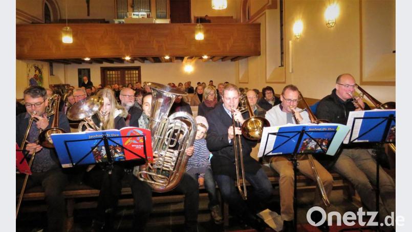 Der Posaunenchor spielte Adventlieder und begleitete das Publikum, denn es wurde auch gemeinsam gesungen. Bild: ubb