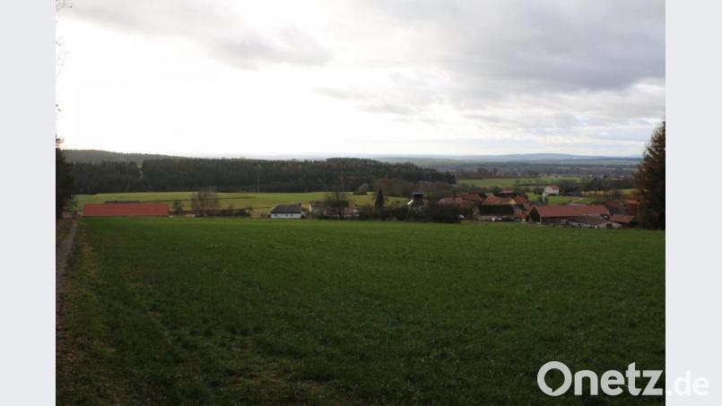 Der Blick vom Wasserbehälter auf Riggau. Der Bau des Solarparks hinterhalb des Dorfes sorgt nach wie vor für Unmut. Bild: sne