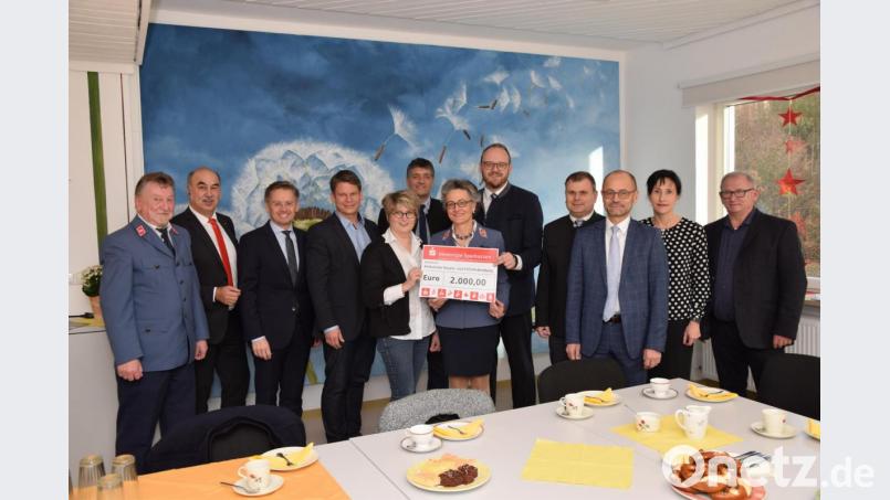 Leiterin Elke Lauterbach und Baronin Adelheid von Gemmingen stellen heraus, dass der ambulanten Hospizdienst von Spenden lebt. Politische Mandatsträger und Bürgermeister informieren sich in der Einrichtung. Bild: fz