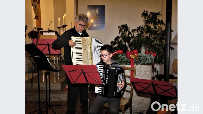 Kurt Weiß (links) und Simeon Franz spielten die Weihnachtsklassiker. Bild: ubb