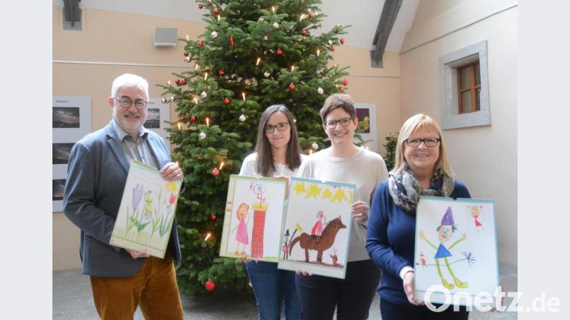 Bürgermeister Rupert Troppmann (von links), Sonja Skutella von der Fomanu AG, Theresa Uhl vom Kindergarten St. Martin und Ihre Kollegin Maria Neumann von St. Joseph hoffen auf reges Interesse an den bunten Neustadt.Kalendern. Bild: Gabi Schönberger
