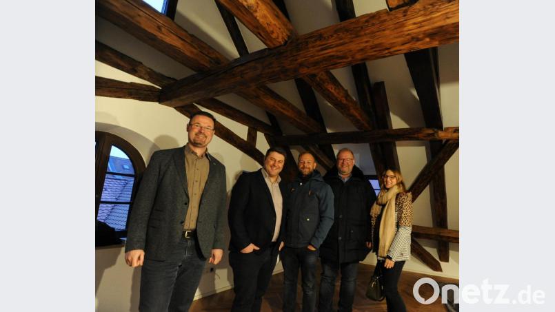 In den Dachgeschosswohnungen verbreiten die aus dem 16. Jahrhundert stammenden massiven Balken ihr eigenes Flair, nur aufpassen sollten die Bewohner in einigen Räumen auf die Durchgangshöhe, wissen (von links) Florian Junkes, Daniel Müller, Bastian Wittl und Manfred Braun sowie Caroline Pollinger. Bild: gf