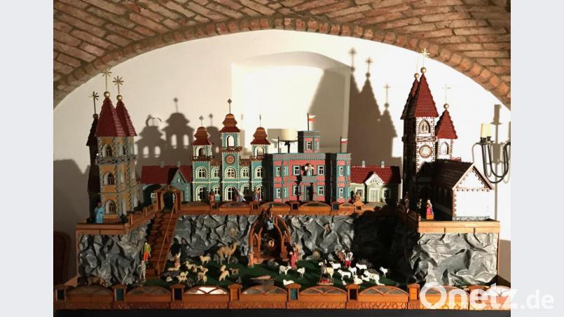 Die Schwind-Krippe ist das Prachtstück der Ausstellung im Altenstädter Museum. Werner Spiesmacher hat sie in den vergangenen Wochen ausgebessert und zur Freude des Ehepaars Schwind auf Hochglanz gebracht. Bild: cr