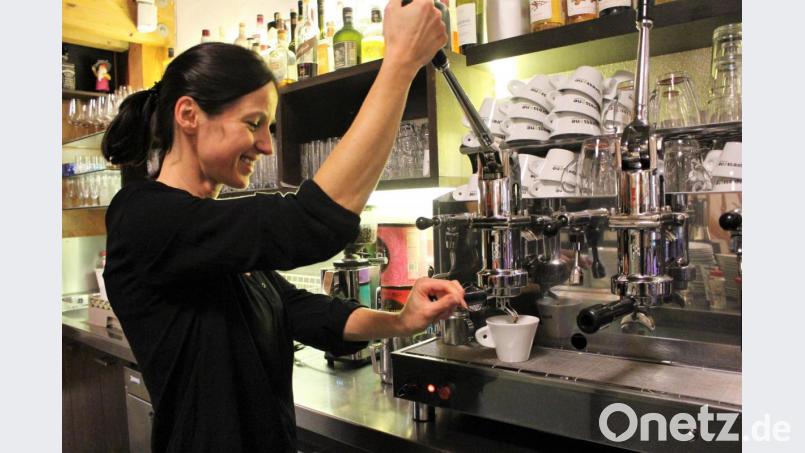 Kaffee-Fee, Expertin, Liebhaberin, Barista: Bianca Egerer aus Kümmersbruck, die eine mobile Kaffeebar betreibt, erklärt, was die Crema über den Espresso aussagt und wie 20 Milliliter purer schwarzer Genuss perfekt gelingen. Bild: Dagmar Williamson