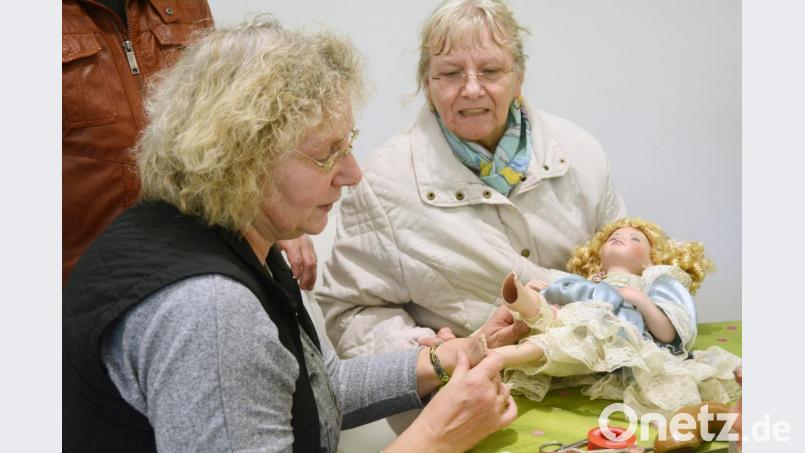 Gerlinde Ross beobachtet die &quot;Operation&quot; ihrer Porzellanpuppe Heidi. Bild: Gabi Schönberger