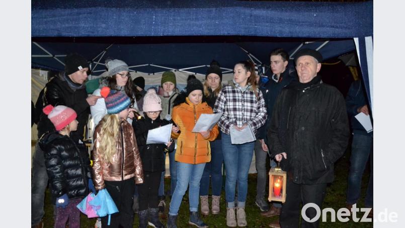Ministranten und die Landjugend Tröbes haben zur Öffnung des zweiten Adventfensters nach Waltenrieth bei Tröbes eingeladen. Es stand unter dem Thema „Zeichen des Friedens“. Bild: gi
