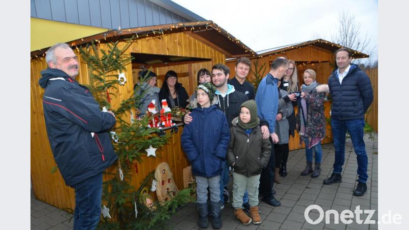 Am Verkaufsstand im Außenbereich des Pflegeheims Dr. Loew in Vohenstrauß lassen sich die Besucher heißen Glühwein munden. Zudem gibt es kreative Dekorationen zu kaufen. Bild: dob