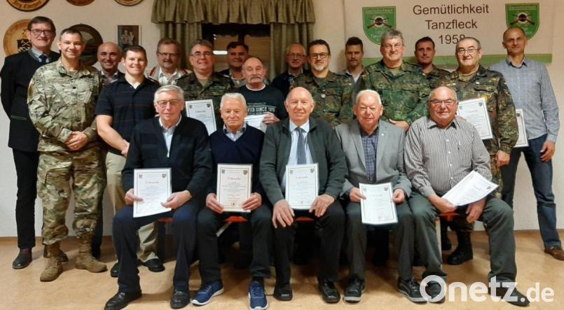 Die anwesenden Gründungsmitglieder der SRK Freihung zusammen mit den Ehrengästen. (Stehend von links) BSB-Präsident Oberst a.D. Richard Drexl, LtCol Charles Jaquillard, Klaus Siegert, Cpt Jordan Smith, Hermann Lühr, Vorsitzender Norbert Bücherl, Johann Großer, Heinz Schmidt, Heinz-Peter Ertl, Manfred Rauscher, Michael Nachreiner (für seinen verhinderten Großonkel Horst Nachreiner), Wolfgang Rauscher, Jürgen Pröm, Ehrenmitglied Gerhard Lindthaler und Johann Apfelbacher.
(Im Bild sitzend von links) Johann Nübler, Ehrenmitglied Helmut Strempel, Karl-Heinz Beberweil, Ehrenmitglied Günther Ernst, Georg Dotzler. Bild: nbu