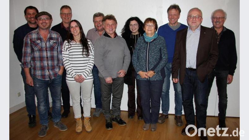 Die UBF tritt mit neun Kandidaten bei der Gemeinderatswahl an. Bei der Nominierungsversammlung im Pfarrheim zeigte sich Vorsitzender Johann Bauer (Zweiter von rechts) optimistisch. Bild: wro