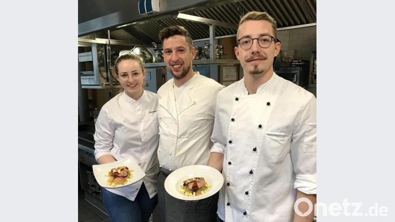 Sie kochen für die Gala (von links): Franzsika Reif aus Kalchreuth (Kreis Erlangen-Höchstädt), Marcel Krems (Waischenfeld) und Lukas Pirner (Königstein). Bild: Hotelfachschule Pegnitz
