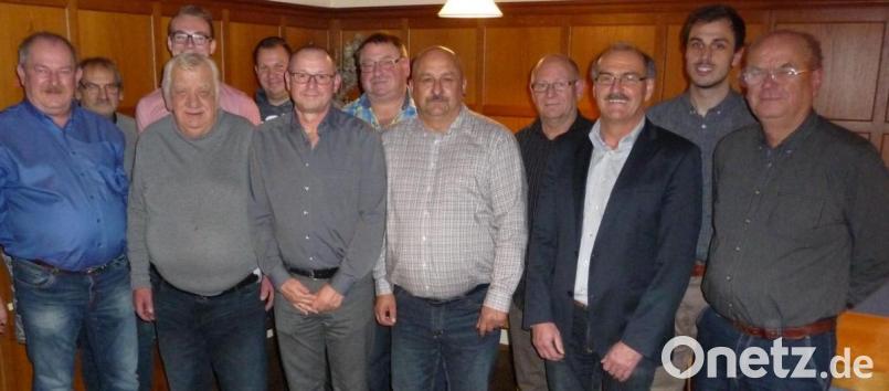 Mitglieder des Gruppenausschusses zusammen mit den Jubilaren, die seit 10 bis 35 Jahren für die Einhaltung der Regeln sorgen: (von links) Kreisjugendleiter Klaus Meier, Sepp Schierlinger, Franz Högerl, dahinter Moritz Fischer, Tobias Bauer, Wolfgang Schötz, Hans Gurdan, Gerhard Söllner, Jürgen Haller, Georg Ott, Thomas Ehrnsperger und Heiner Swiderski. Bild: exb