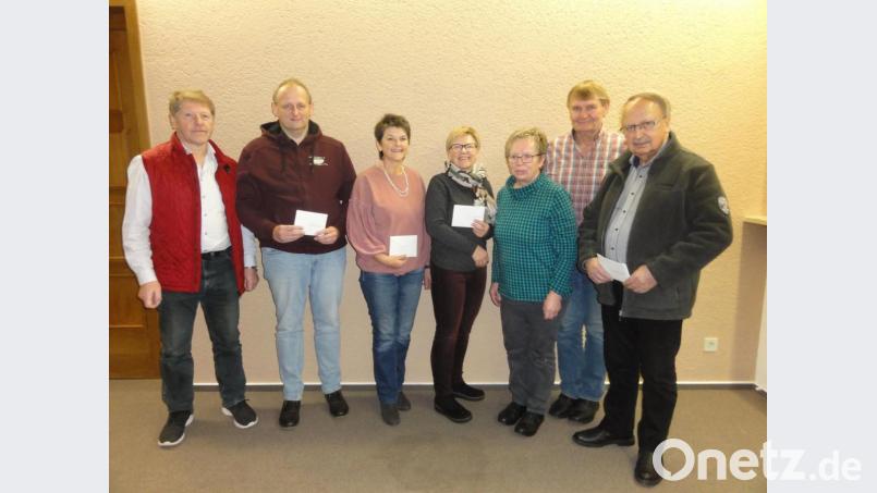 Unter dem Motto „Nicht nur an sich selber denken, auch etwas dem anderen schenken“ werden großzügig Spenden aus dem Erlös von Bastelarbeiten beim Hobbykünstlermarkt in Münchsreuth verteilt. Im Bild (von links) Josef Höllerl, Michael Sporrer, Monika Höllerl, Carmen Traßl, Barbara und Max Henfling sowie Andreas Steinl. Bild: jhö