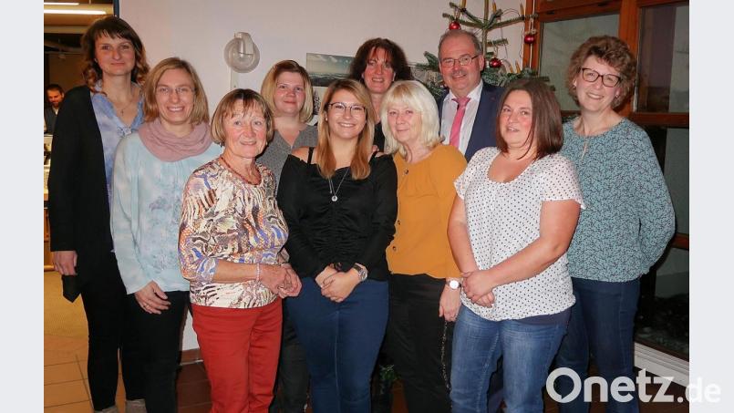 „Hahn im Korb“: Zum 60. Geburtstag von Gottfried Härtl (hinten rechts) gratulierten auch die Mitarbeiterinnen von Gemeindeverwaltung, Kindergarten und Bücherei. Bild: bsc