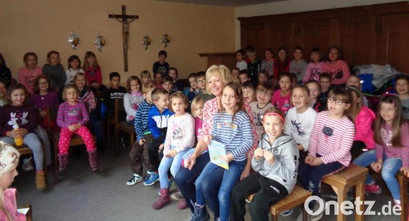 56 Vor- und Grundschulkinder lauschten in der Stadt- und Pfarrbücherei den spannenden Geschichten vom „Hexenmädchen Lakritze“, mit denen sie Grundschullehrerin Hildegard Feyrer (vorne Mitte) derart fesselte, dass sie sogar Lakritzes Zaubersprüche mitsprachen. Bild: u