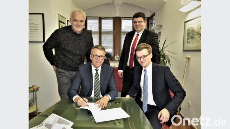 In Vertretung von „Leben plus“ konnte Bürgermeister Franz Stahl den Mietvertrag für das Büro im „Haus St.Elisabeth“ unterzeichnen. Im Bild (von links) Kämmerer August Trißl, Franz Stahl, Holger Schedl (BRK) und Maximilian Meiler (KWS). Bild: ubb