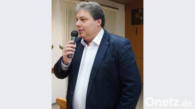 Bürgermeister Hans Gradl skizziert die gemeindliche Entwicklung. Bild: ohr
