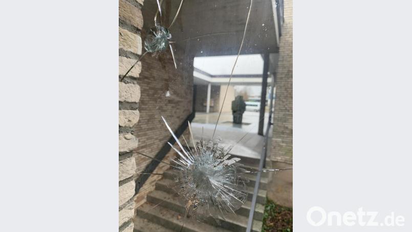 Mächtige Löcher klaffen in der 48 Millimeter dicken Glasscheibe. Bild: Bäumler, fph