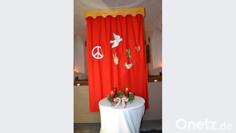 Die Landjugend hatte Zeichen des Friedens beim zweiten Adventsfenster angebracht. Bild: gi