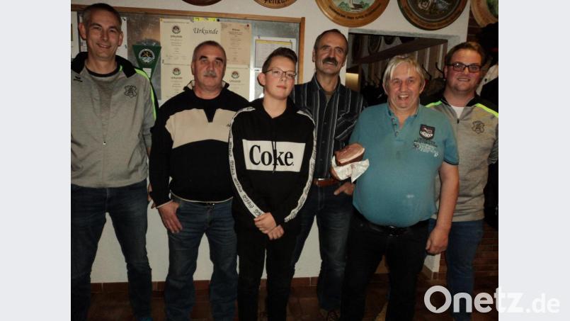 Schützenmeister Martin Bauer (links) und der für die Standaufsicht zuständige Lukas Spachtholz (rechts) gratulierten Gerhard Seebauer (Zweiter von links) und den weiteren Gewinnern. Bild: ksi