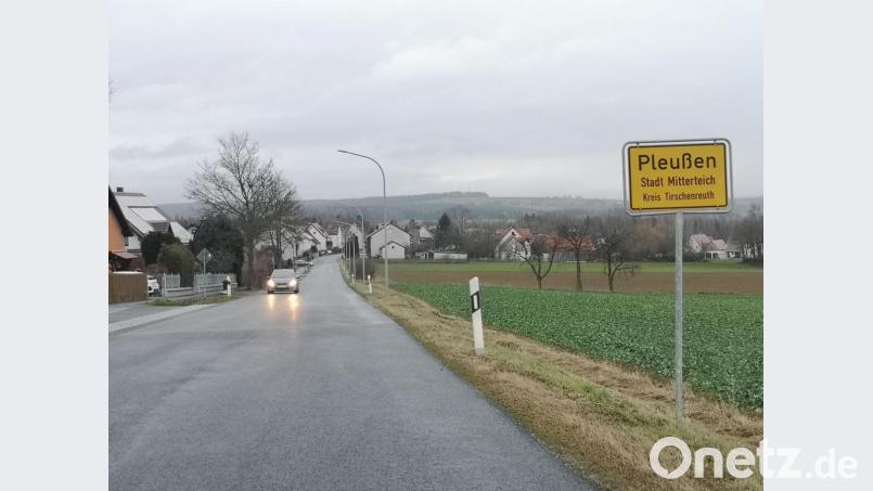 In der Fockenfelder Straße in Pleußen sind Autos häufig deutlich zu schnell unterwegs, weshalb die SPD im Mitterteicher Stadtrat forderte, dauerhaft ein Geschwindigkeitsmessgerät aufzustellen. Bild: lnz
