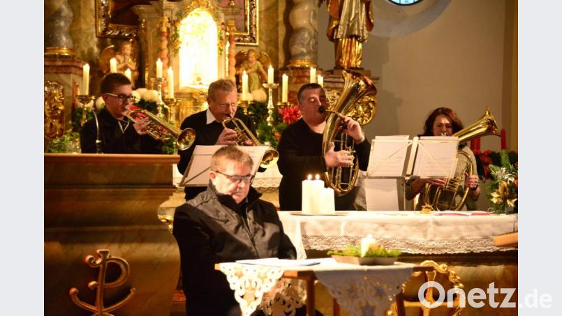 Die Bläsergruppe der Stadtkapelle Pleystein und Max Frischholz (sitzend) trugen mit ihren Musik- und Textbeiträgen zum Gelingen des Adventssingens des Katholischen Frauenbundes Miesbrunn bei. Bild: bey