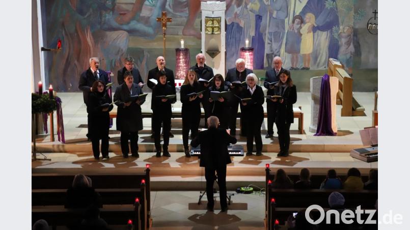 Sänger und Bläsergruppe gestalten das Adventskonzert in der Oberwildenauer St.-Michaels-Kirche. Bild: za