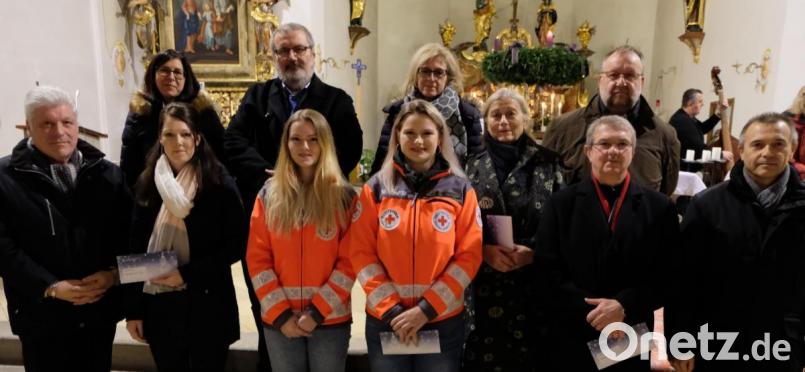 Zweigstellenleiter Lothar Kurz (rechts stehend) übergibt die Spenden. Bild: le