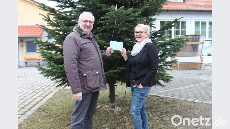 Manda Kick freut sich über den Erfolg ihrer Aktionen und Herbert Putzer über 400 Euro. Bild: pi