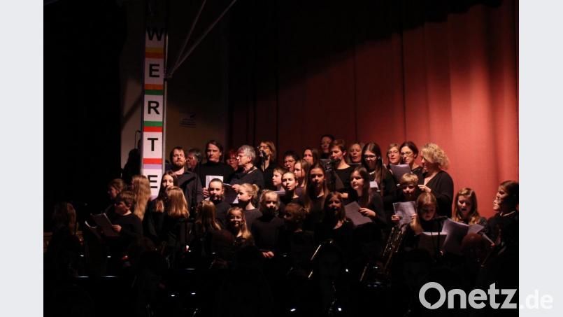 Der Projektchor, bestehend aus Musikern, Familienmitgliedern und Freunden Bild: mri