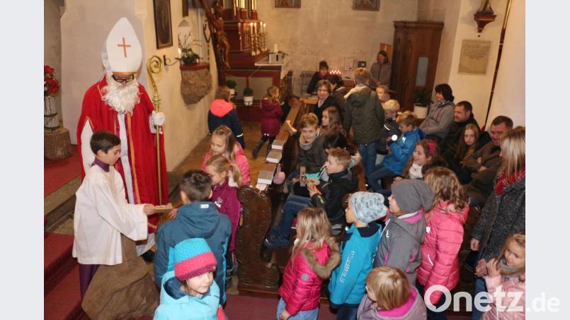 Für jedes Kind hatte der heilige Nikolaus ein Geschenk dabei. Bild: rpp
