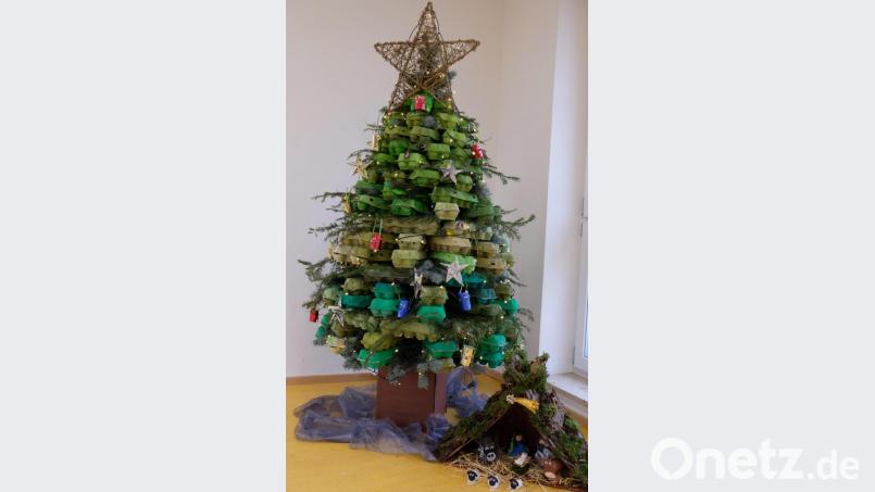 Der &quot;Kreativ-Christbaum&quot; aus gebrauchten Eierschachteln und recycelten Materialien ist ein weiterer Fingerzeig für den Einfallsreichtum der Offenen Ganztagsschule Speinshart. Kinder und Betreuungsteam gestalteten ihn im Zuge des Jahresthemas 2019/20 &quot;Die Umwelt und wir&quot;. Bild: do