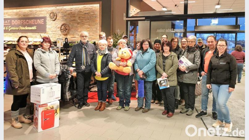 Über einen Roller im Retro Style konnte sich Werner Hoffmann (Dritter von links) freuen, aber auch alle anderen Gewinner wurden von Edeka Legat reich beschenkt. Bild: stg